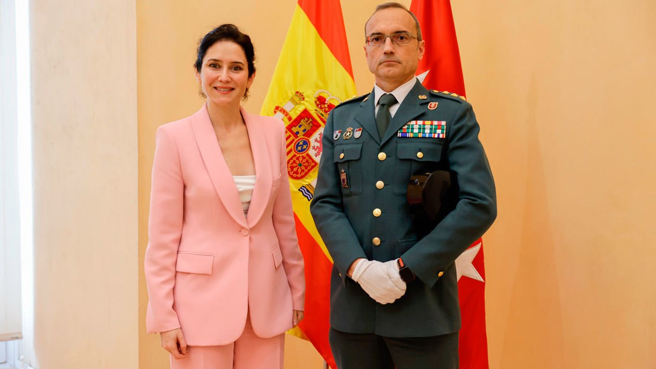 Isabel Díaz Ayuso con el coronel Carlos de Miguel García