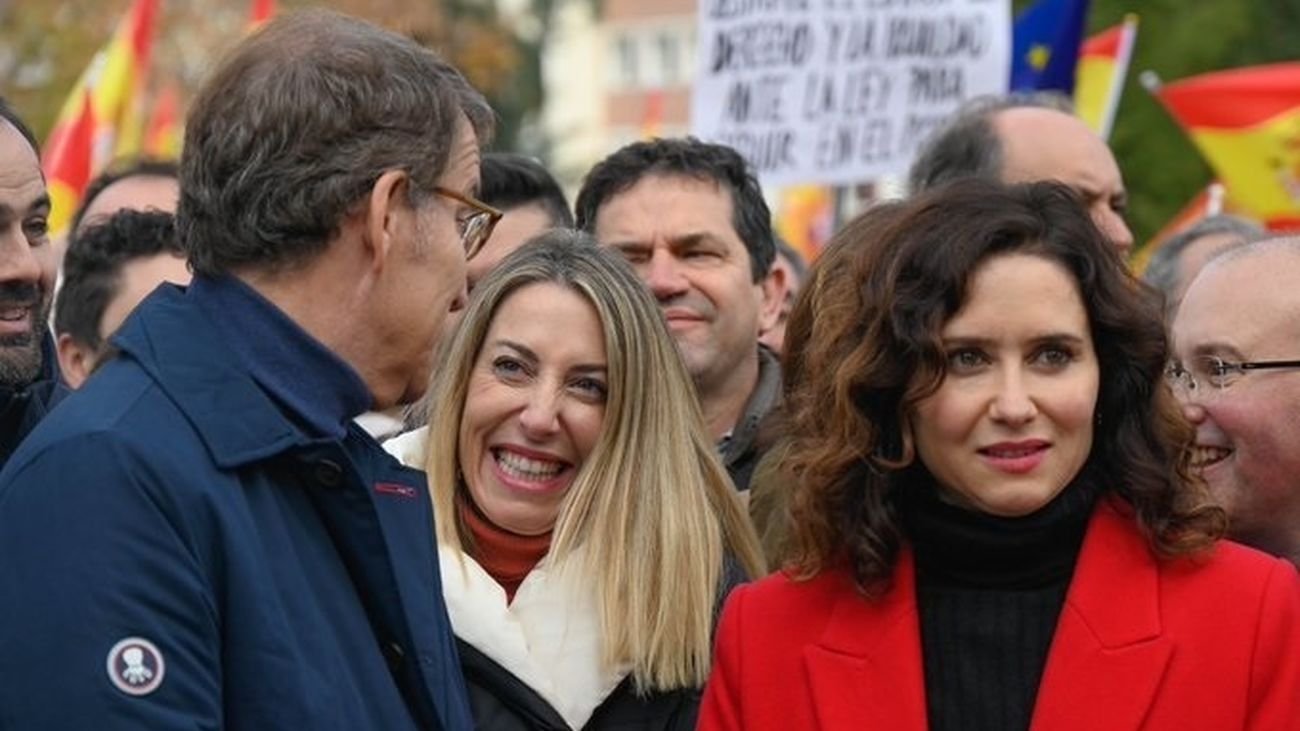 La presidenta de la Junta de Extremadura, María Guardiola, con Feijóo y Ayuso