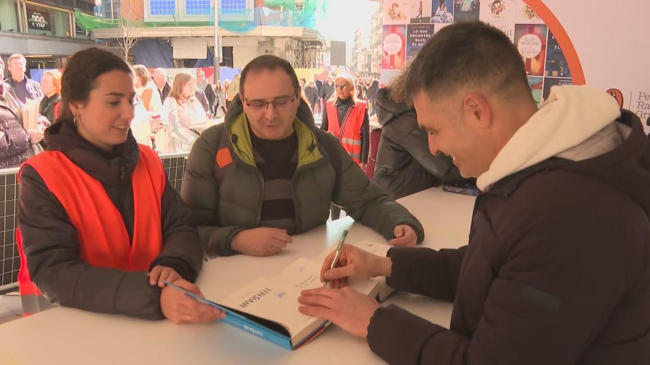El escritor Eloy Moreno,  récord Guinness de firma de libros