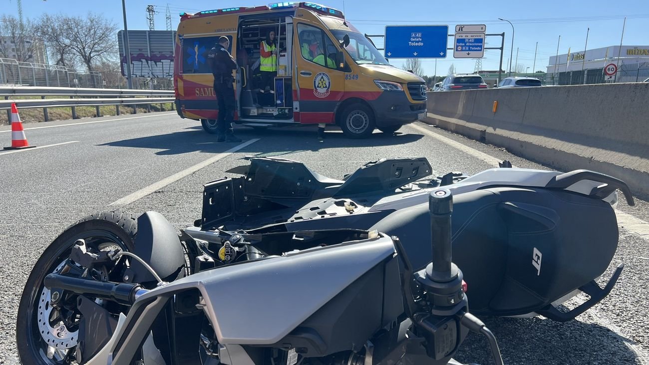 Accidente entre dos turismos y una moto en la A-42