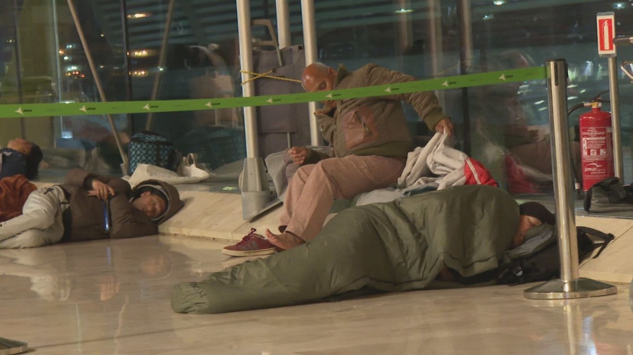 Varios sintecho duermen en una terminal de Barajas