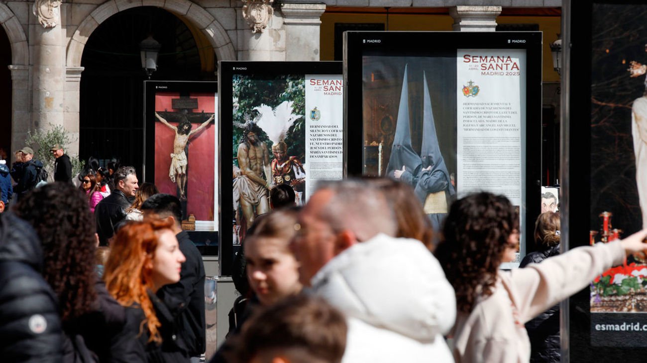 La plaza Mayor acoge una exposición sobre las hermandades y cofradías de Madrid