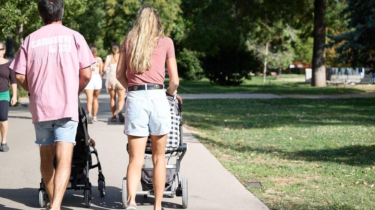 Una familia pasea por el parque de El Retiro