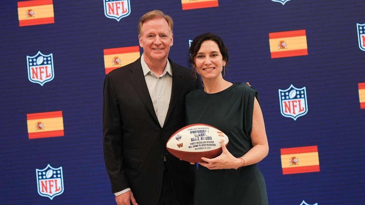 La presidenta Isabel Díaz Ayuso durante la reunión con directivos de la National Football League