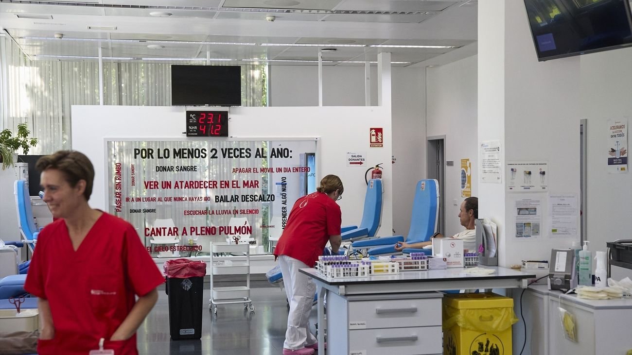 Una enfermera atiende a un donante en las instalaciones del Centro de Transfusión de la Comunidad de Madrid