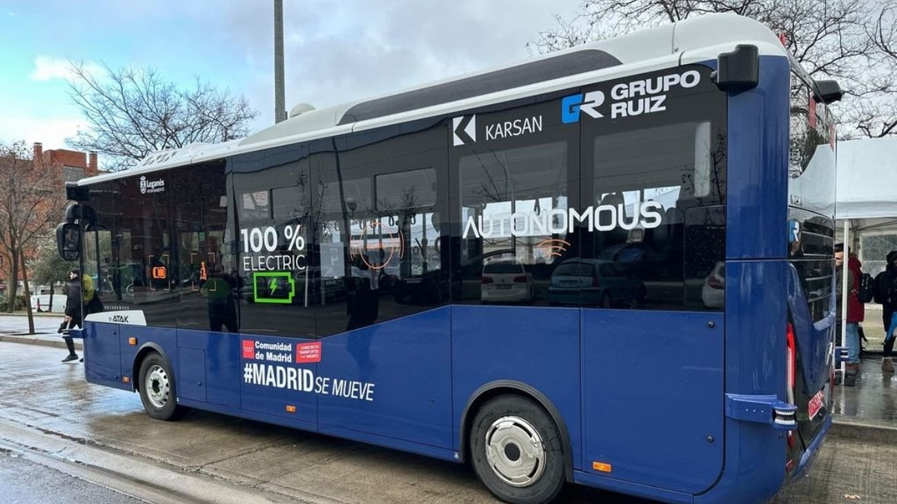 Autobús eléctrico sin conductor a demanda