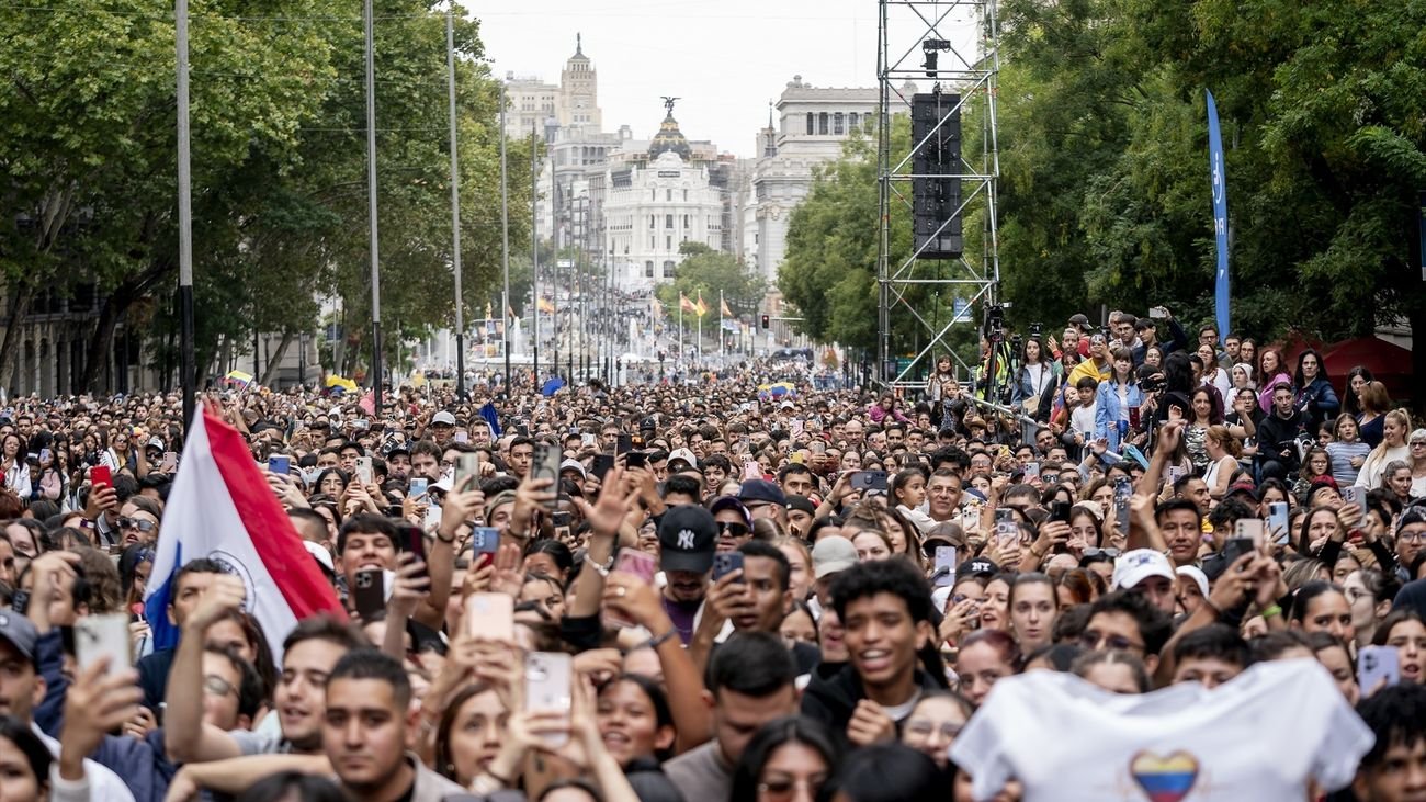 Cientos de personas durante el concierto por el Día de la Hispanidad, en la Puerta de Alcalá
