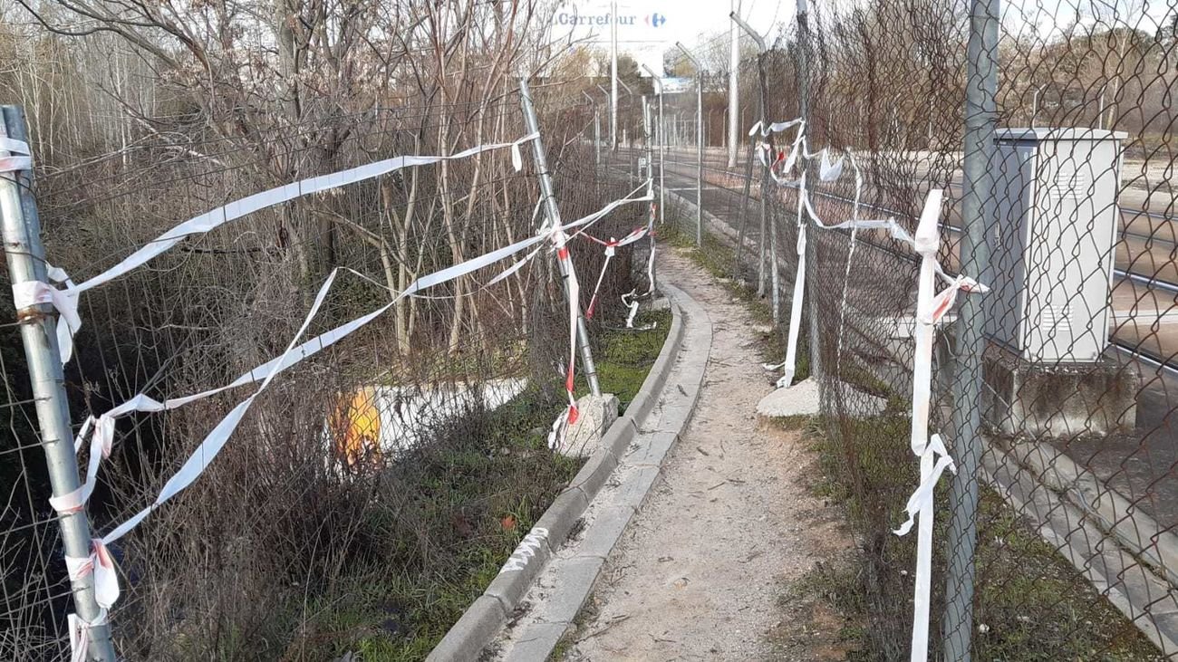 Paso sobre el arroyo Meaques y junto a las vías del Metro Ligero, en Pozuelo de Alarcón