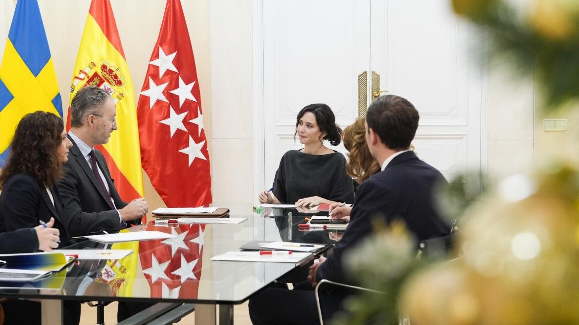 La presidenta Isabel Díaz Ayuso y el embajador de Suecia