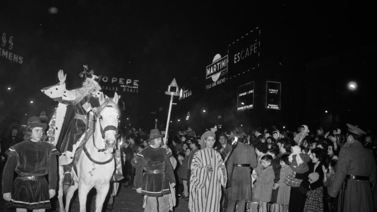 Celebración en el centro de Madrid de la cabalgata de los Reyes Magos de 1961