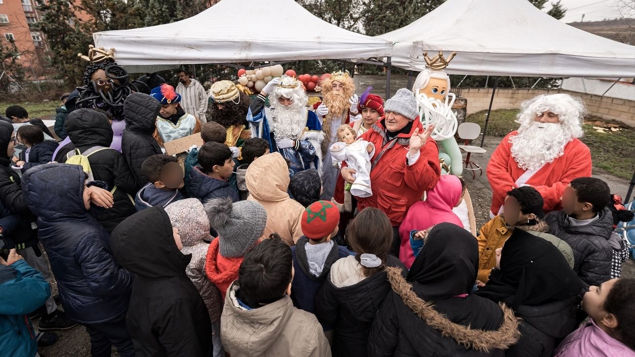Los Reyes Magos entregan juguetes a niños de la Cañada Real