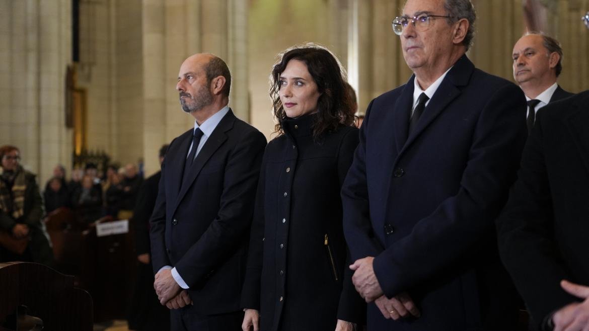 La presidenta Isabel Díaz Ayuso durante la misa funeral