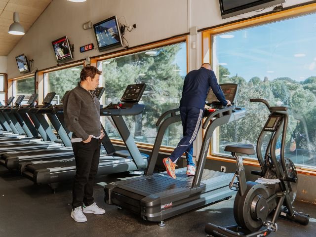 La sala fitness de Navalcarbón reabre este sábado tras la renovación completa de su equipamiento