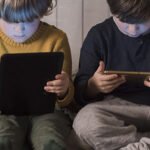 Niños con dispositivos electrónicos