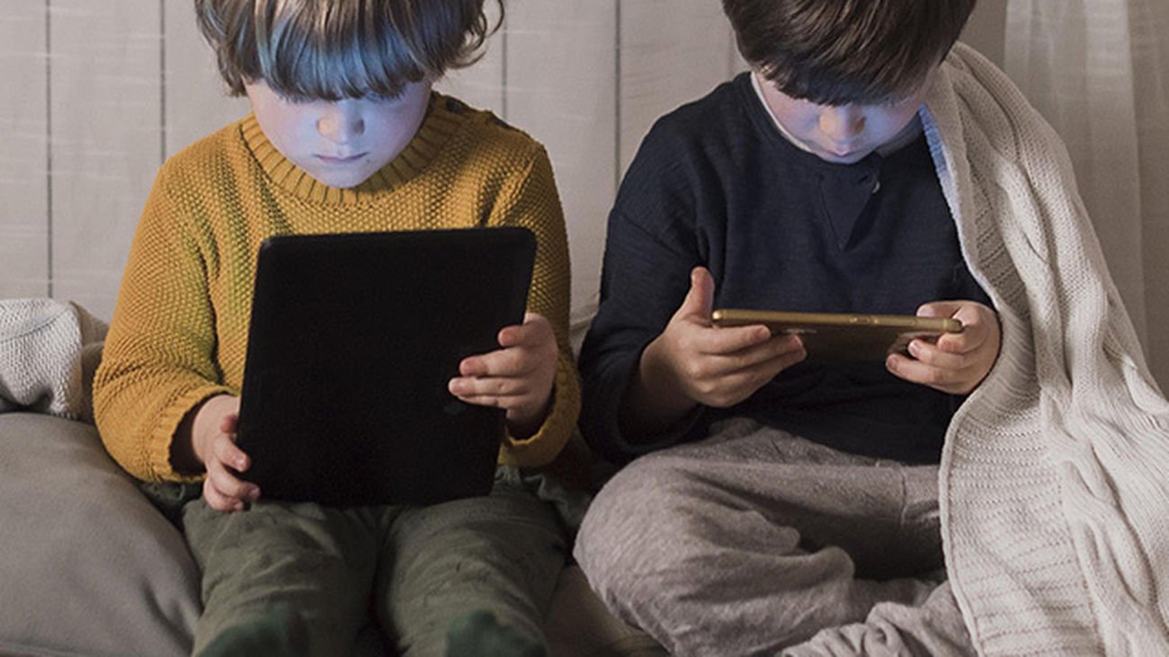 Niños con dispositivos electrónicos