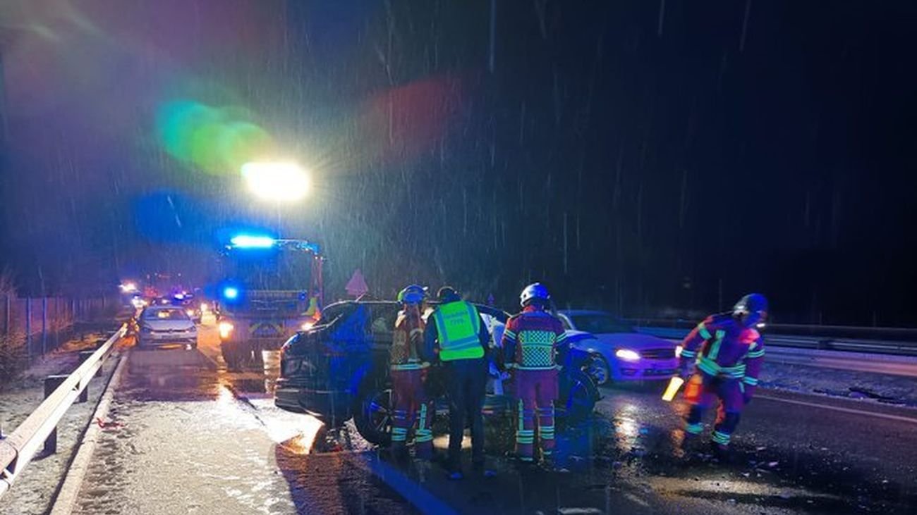Muere una conductora de 35 años al chocar contra un quitanieves en la A-1