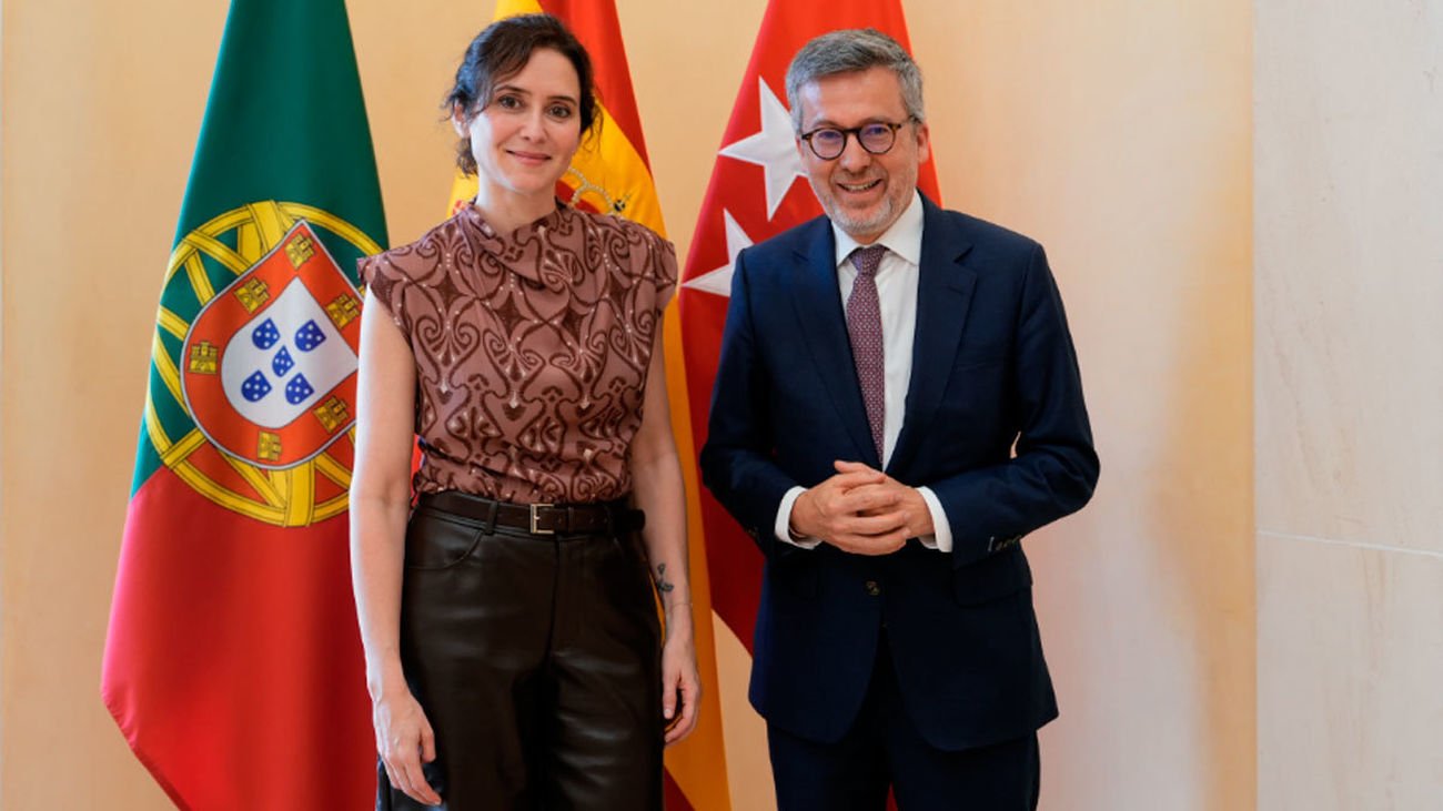 Díaz Ayuso recibe en la Real Casa de Correos al alcalde de Lisboa, Carlos Moedas