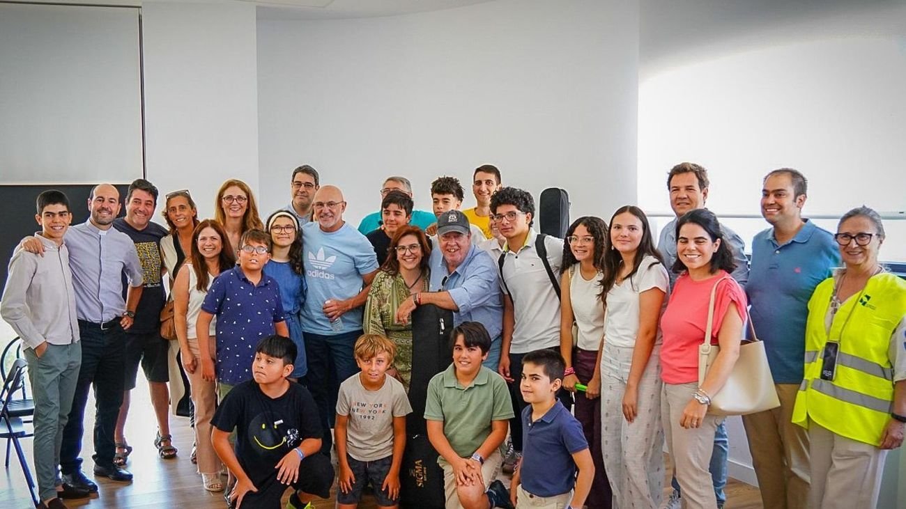 Luis de la Fuente visita a los evacuados por los incendios en Las Rozas